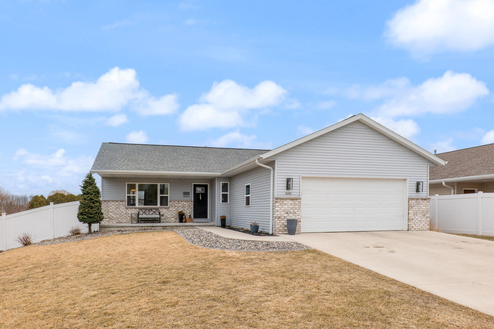 Property Photo:  2307 S 21st St  WI 54220 
