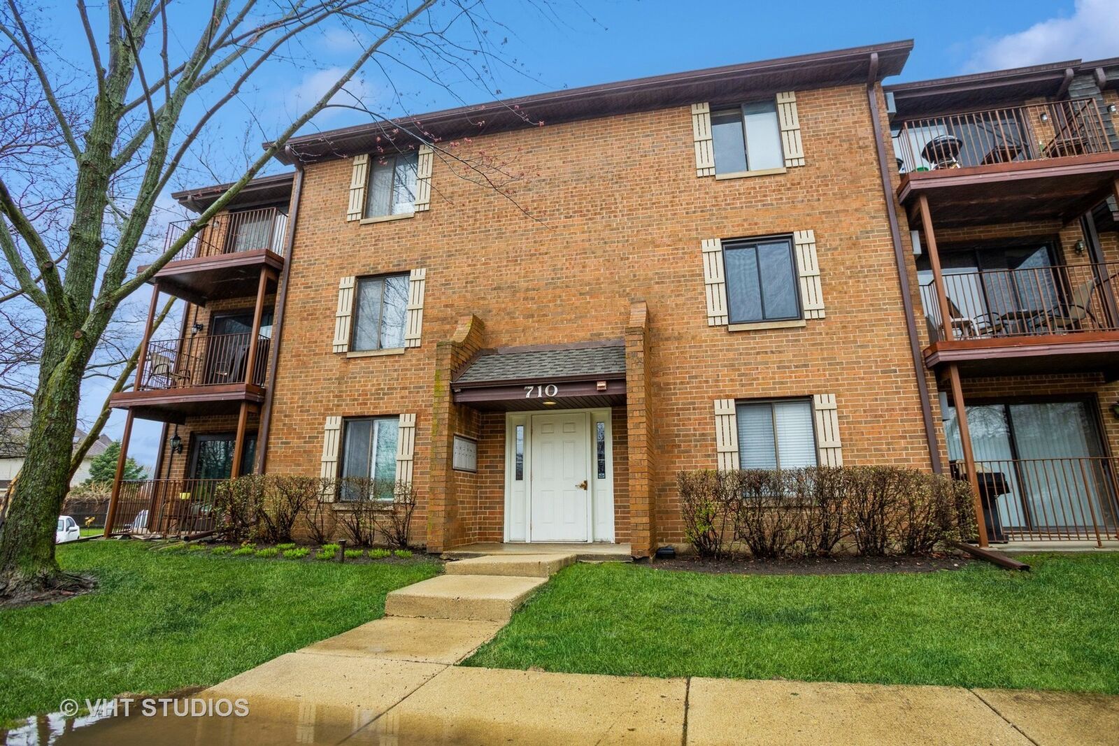Property Photo: 710 N Briar Hill Lane 5 IL 60101