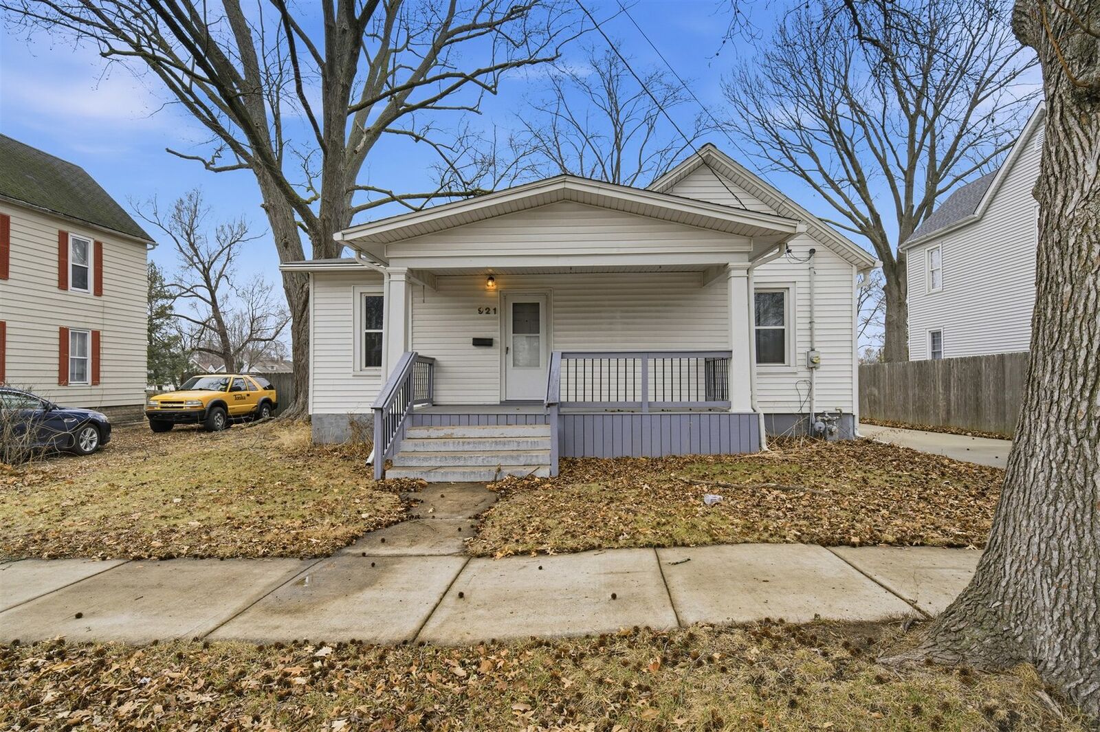 Property Photo:  921 W Wood Street  IL 61701 