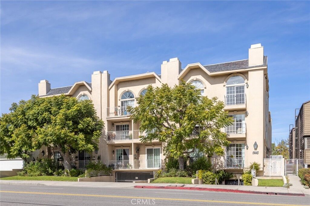 Property Photo:  11445 Moorpark  CA 91602 