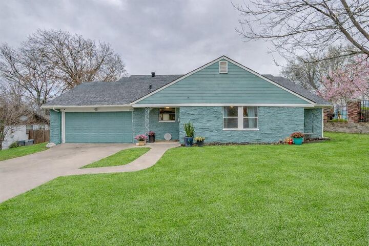 Property Photo: 5305 Morley Avenue TX 76133