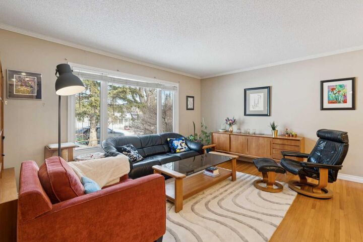 Property Photo:  9724 Oakhill Drive SW  AB T2V 3W5 
