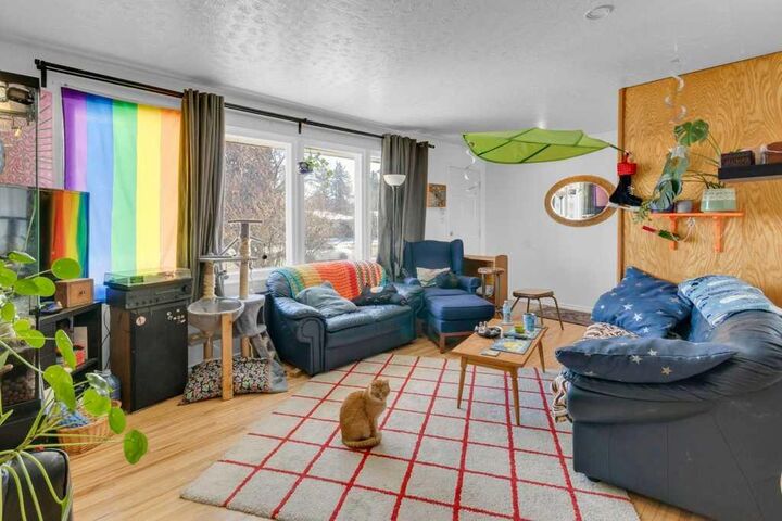 Property Photo:  3027 37 Street SW  AB T3E 3B5 