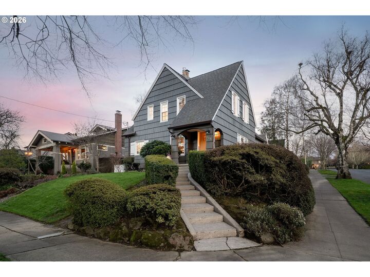 Property Photo:  704 NE Hazelfern Pl  OR 97232 