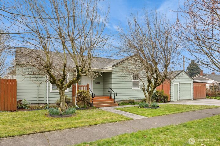 Property Photo: 2609 Hemlock Street WA 98632
