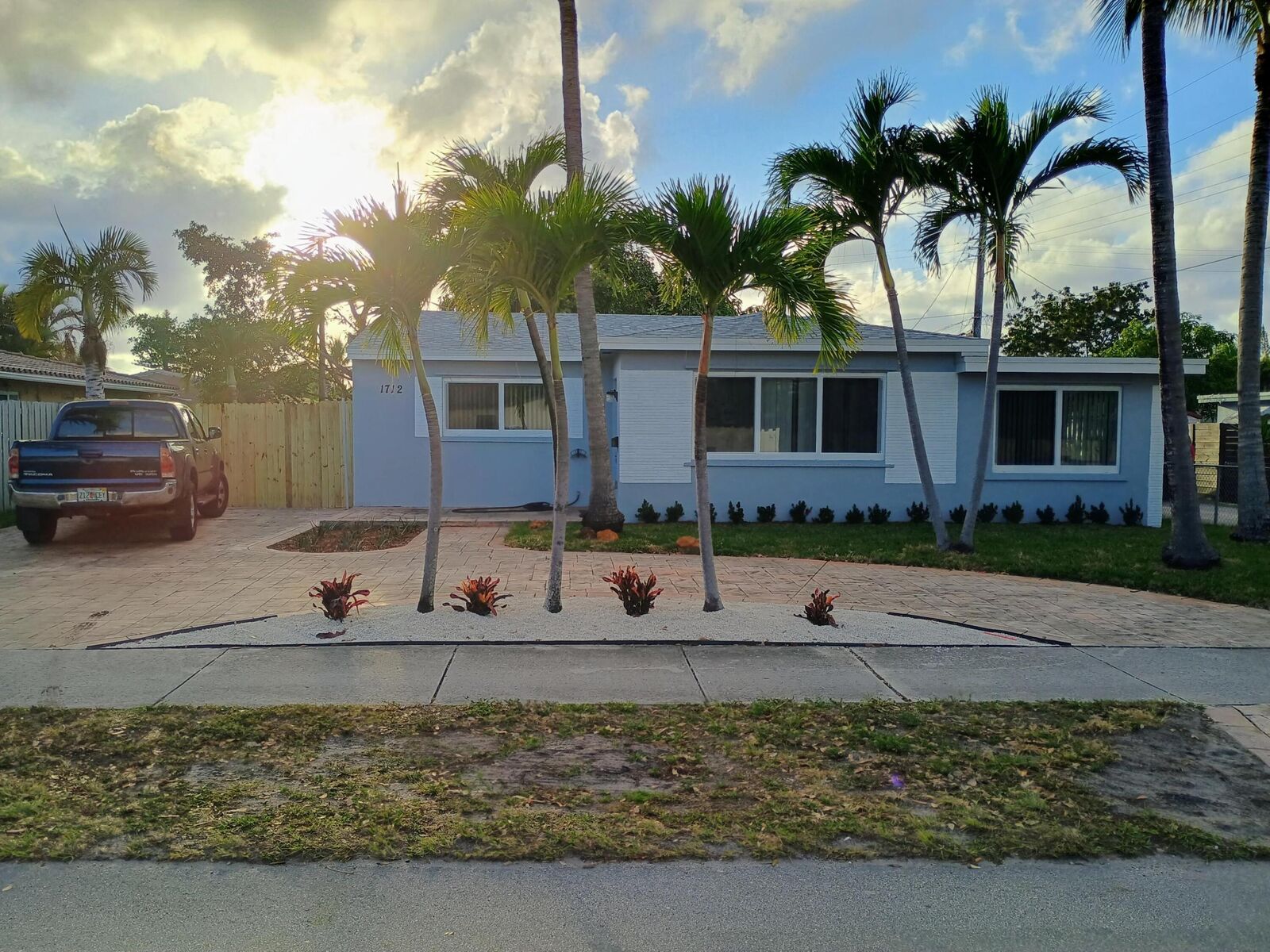 Property Photo:  1712 N 26th Avenue  FL 33020 