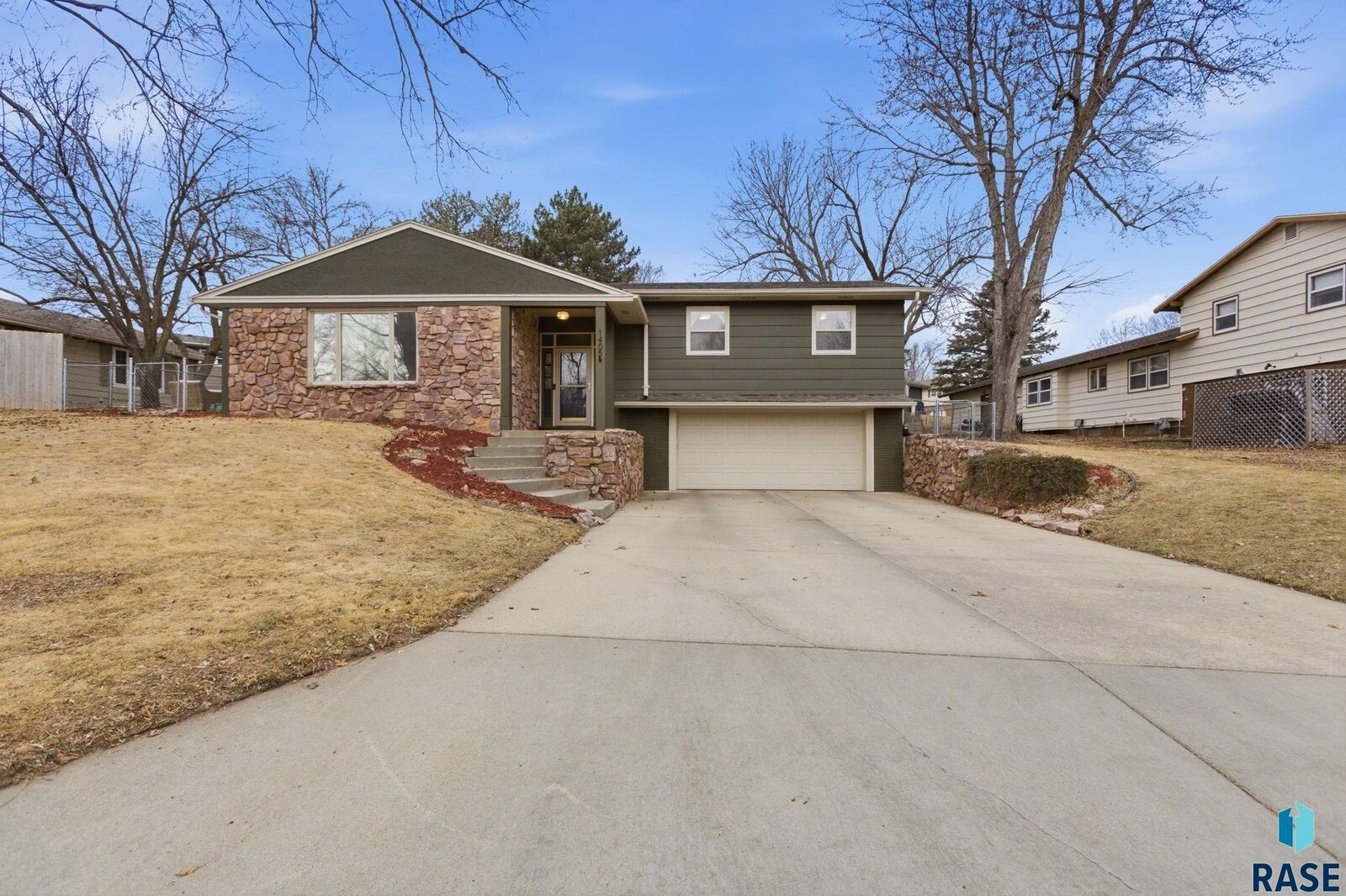 Property Photo:  1405 E Otonka Trl  SD 57103 