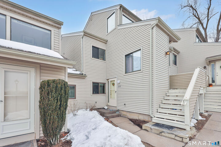 Property Photo:  260 Brittany Farms Road Apt B  CT 06053 