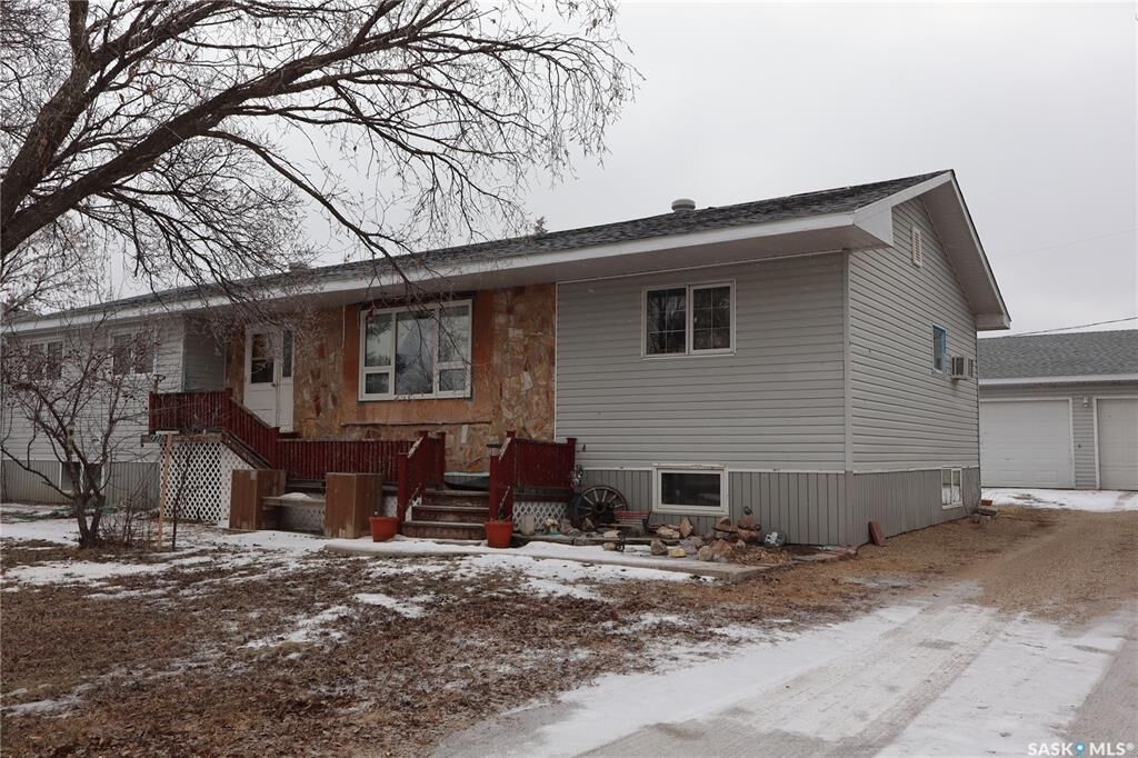 Property Photo:  228 7th Avenue E  SK S0H 1X0 