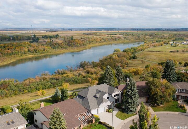 Property Photo:  323 Mallin Crescent  SK S7K 7X2 