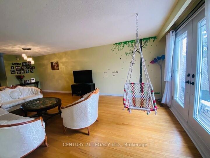 Property Photo: 130 Surbray Grove S ON L5B 2E1