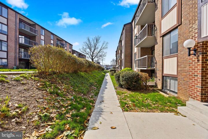 Property Photo:  9710 Kingsbridge Drive 101  VA 22031 