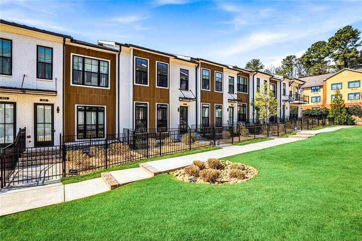 Property Photo: 407 Olmstead Way GA 30022