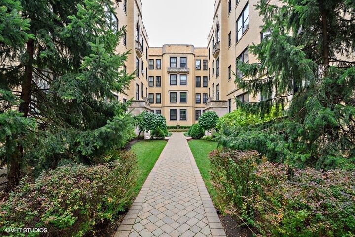 Property Photo:  3604 N Pine Grove Avenue 2H  IL 60613 