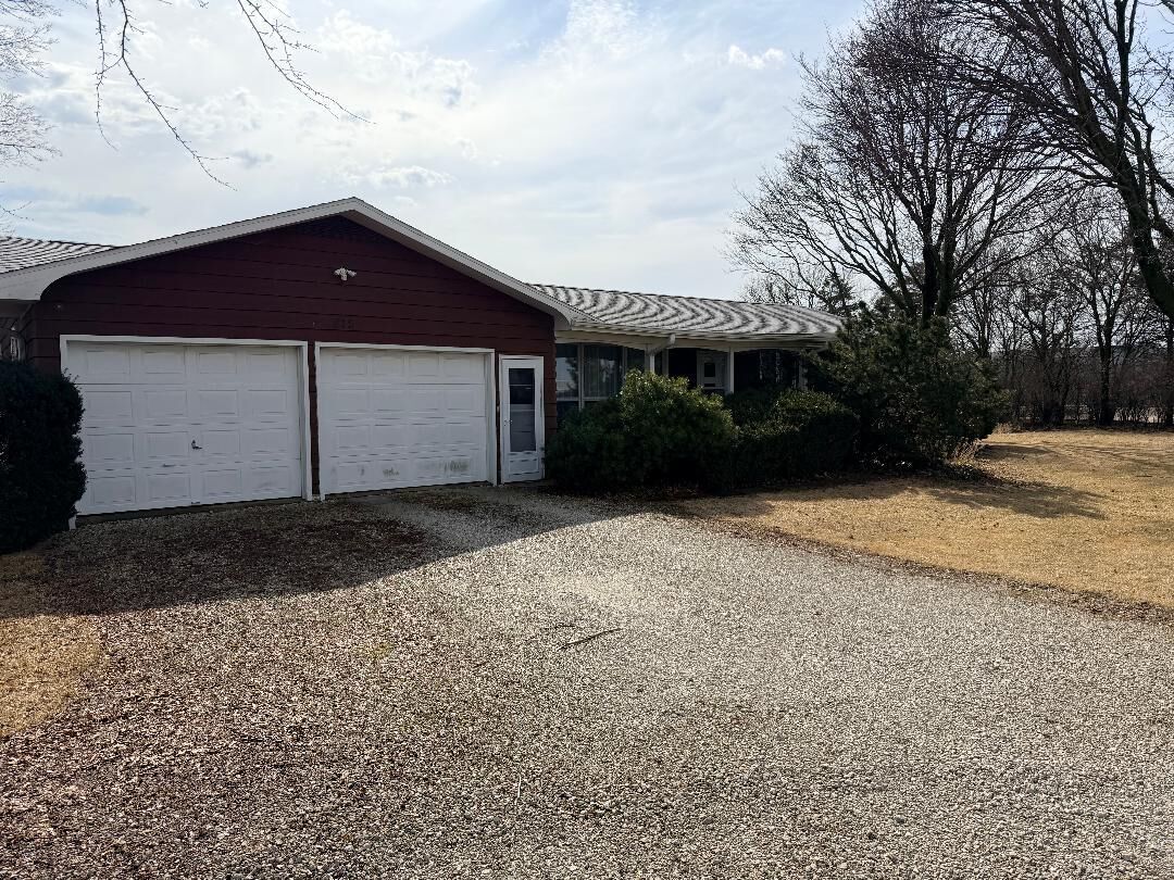 Property Photo:  815 W Walnut Street  IL 61348 