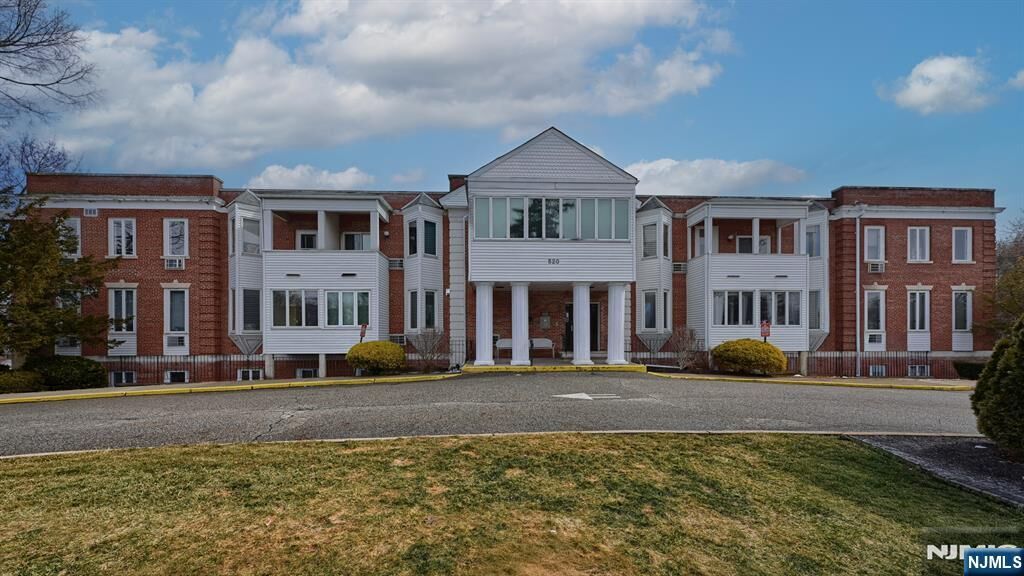 Property Photo:  520 Newark Pompton 222  NJ 07444 