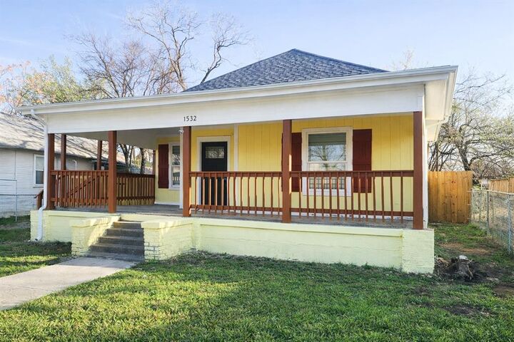 Property Photo:  1532 E Myrtle Street  TX 76104 