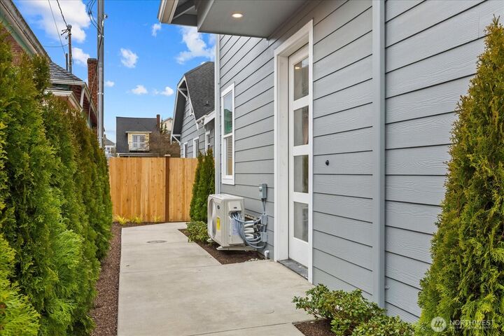 Property Photo: 2217 Hoyt Avenue C WA 98201