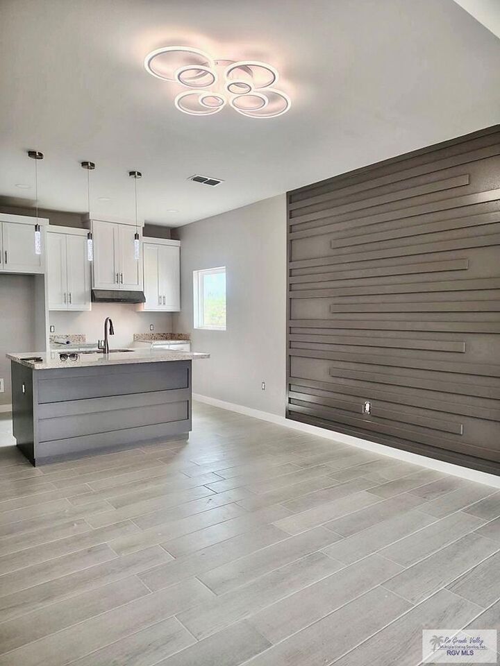 Property Photo: 25812 E Circulo Paradise TX 78586