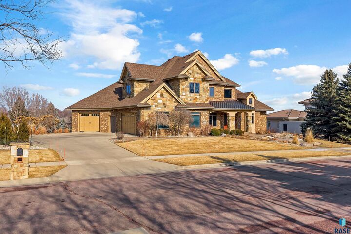 Property Photo: 2208 W Cherrywood Cir SD 57108