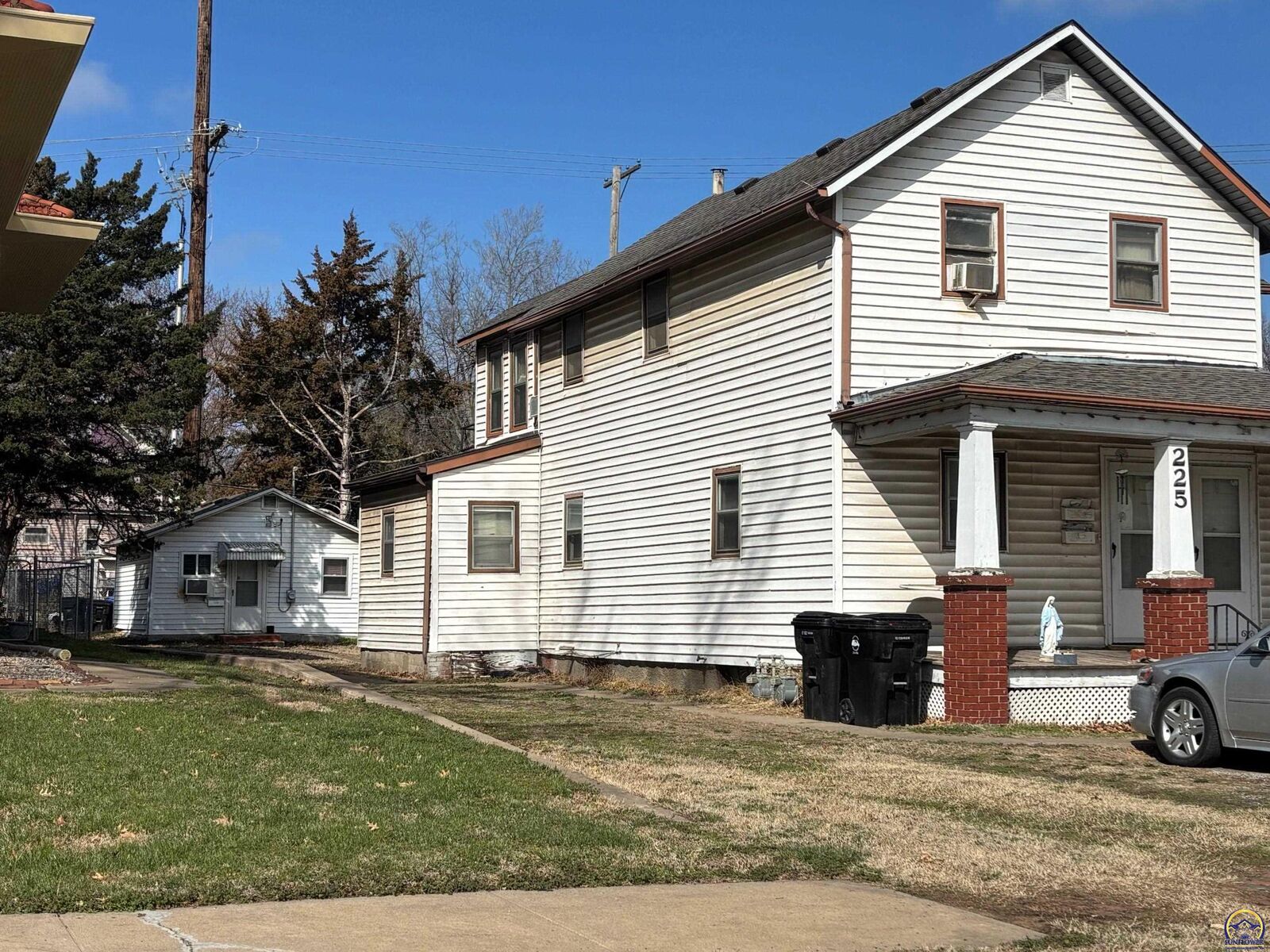 Property Photo:  225 SW Van Buren St  KS 66603 