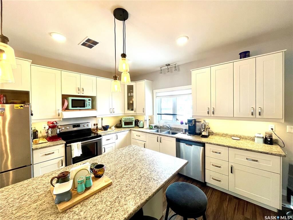 Property Photo:  1411 2nd Avenue N  SK S7K 2G5 