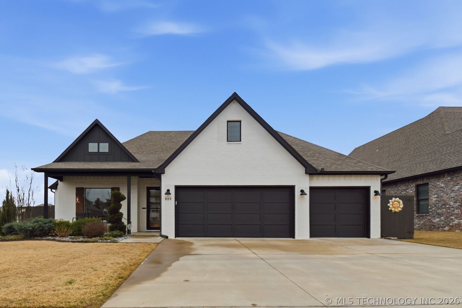 Property Photo:  809 E Edgewater Place  OK 74012 