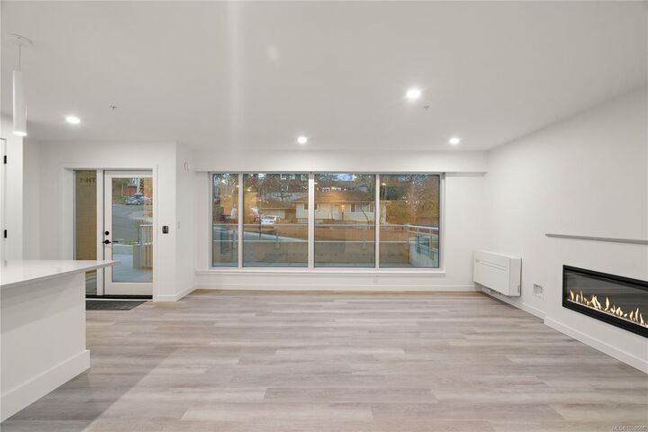1102 Esquimalt Rd #Th1 — photo 1