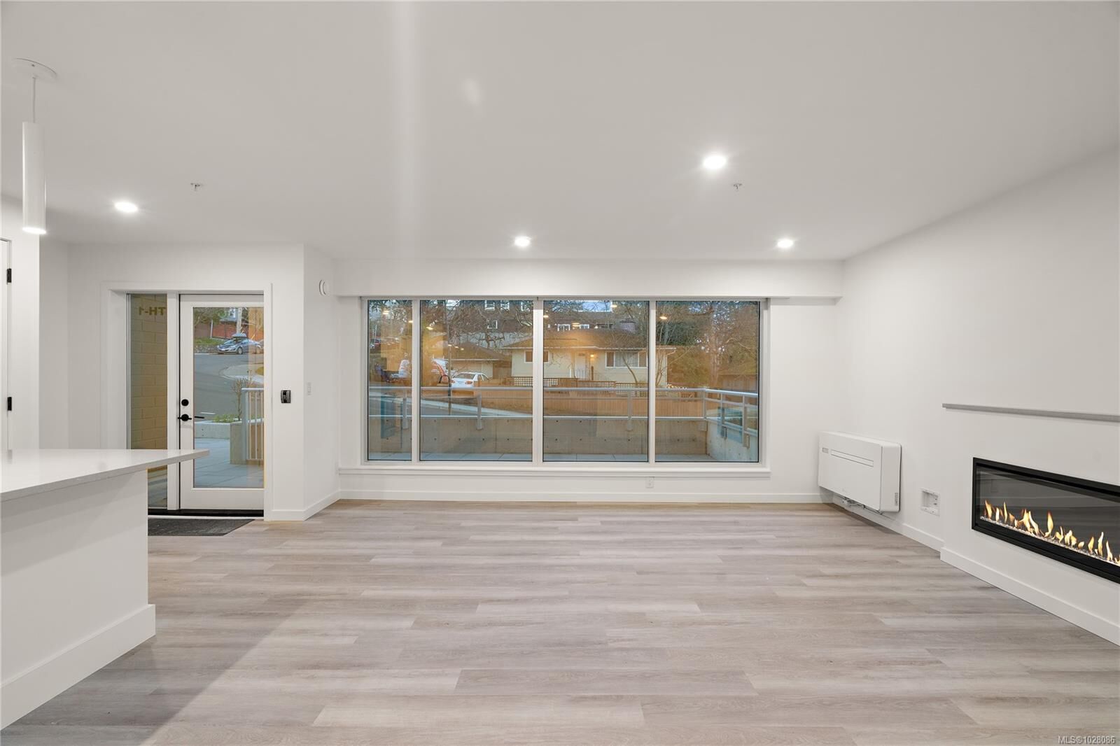 Property Photo:  1102 Esquimalt Rd Th1  BC V9A 0L3 