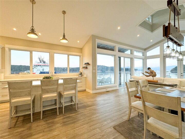 Property Photo:  812 Sunset Pt  BC V9Z 1N6 