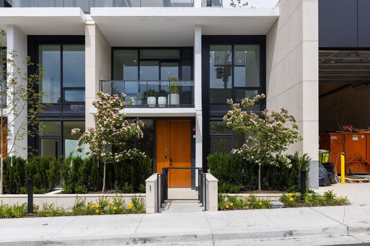 135 E 13th Street Th8 — photo 1