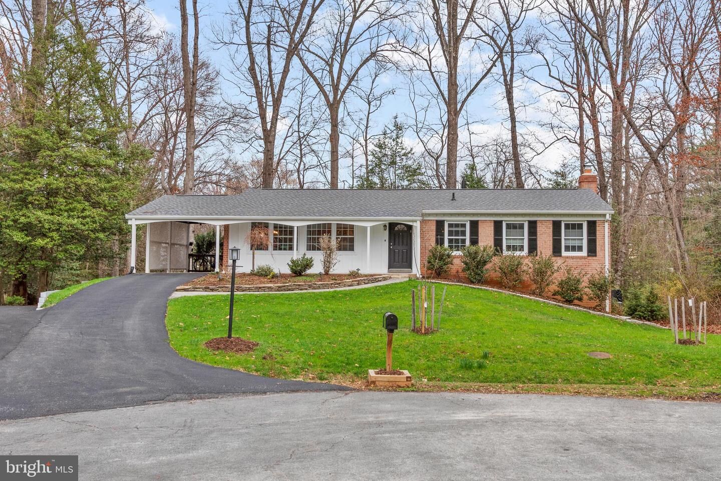 Property Photo: 11612 Clipstone Lane VA 20191