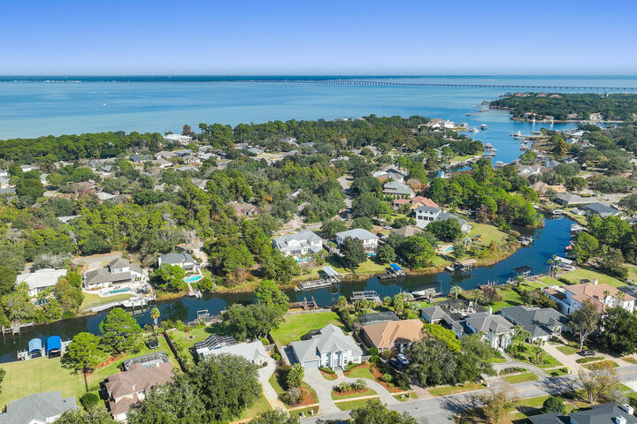 Property Photo:  138 W Country Club Drive  FL 32541 