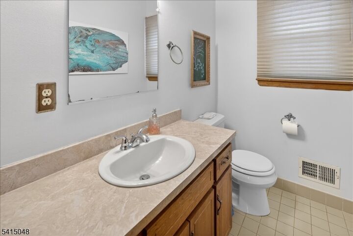 Property Photo:  5 Fisher Ct  NJ 08551 