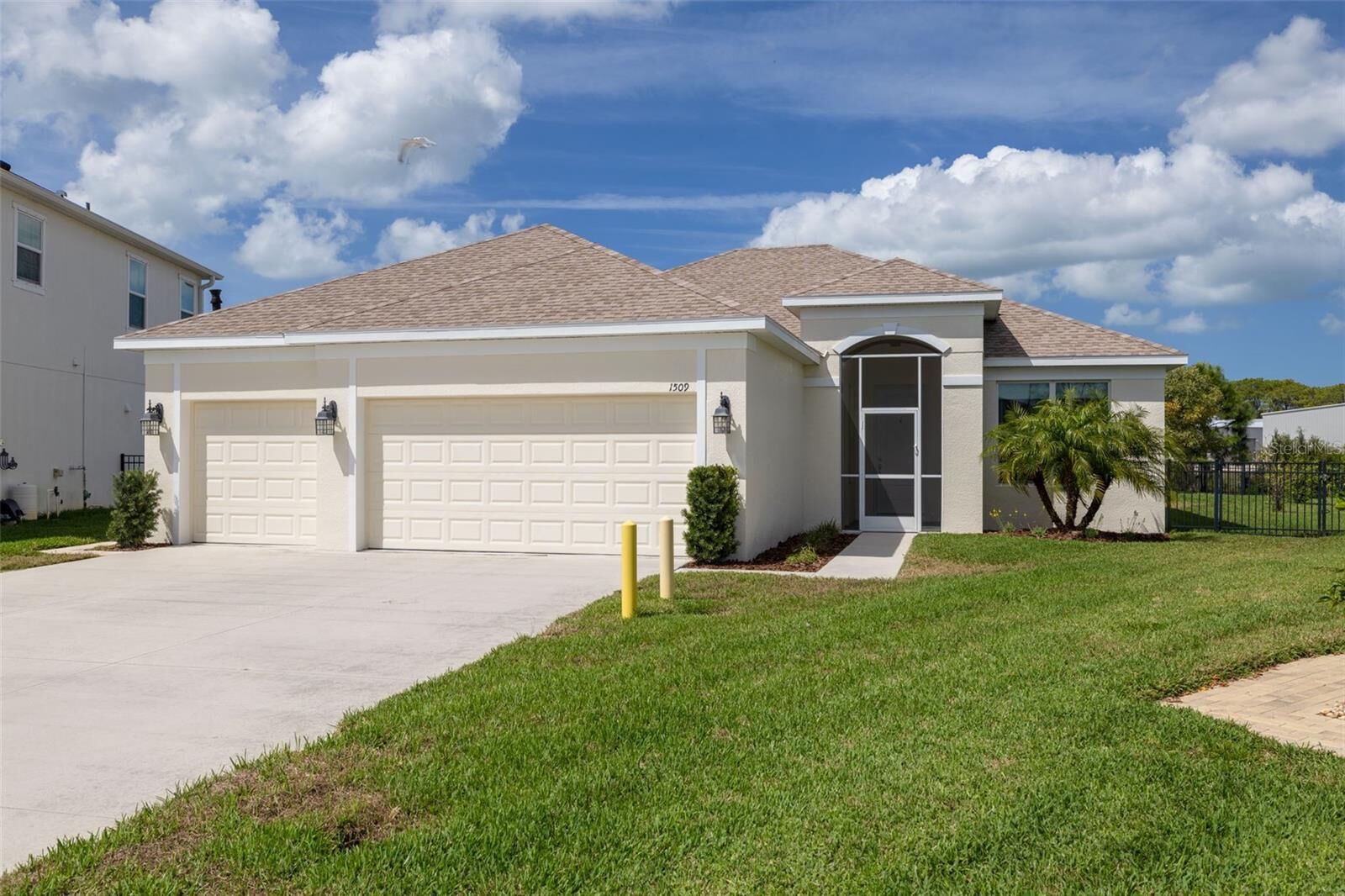 Property Photo:  1509 N River Circle  FL 34689 