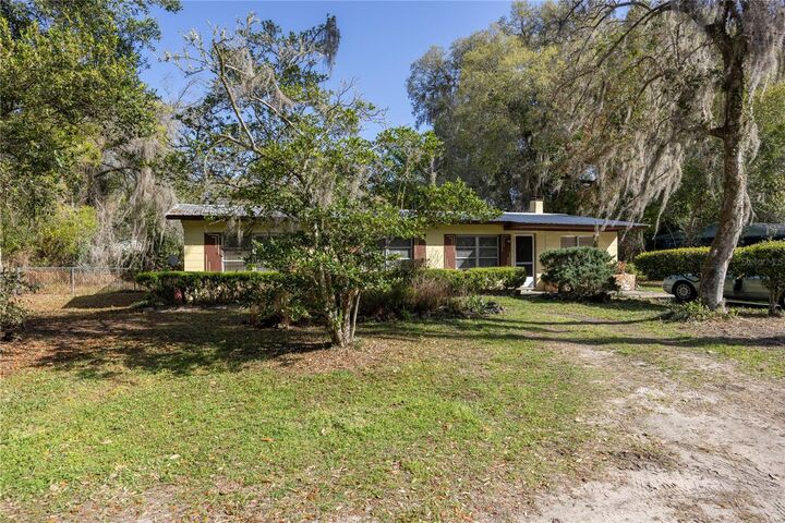 Property Photo:  1610 SE 25th Avenue  FL 32641 