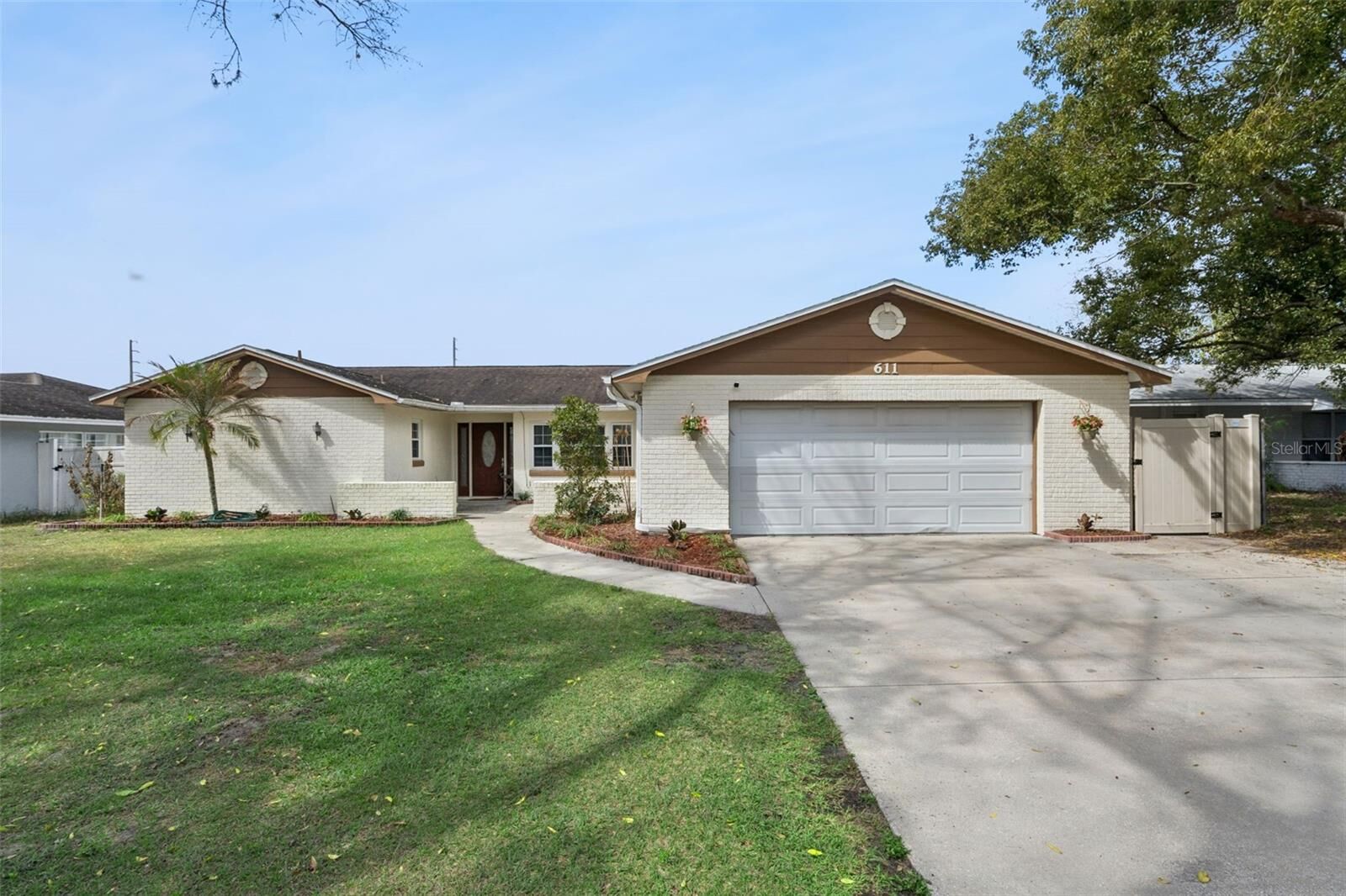Property Photo:  611 Caborca Court  FL 34761 