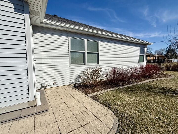 Property Photo:  298 Sunset Boulevard  IL 61348 