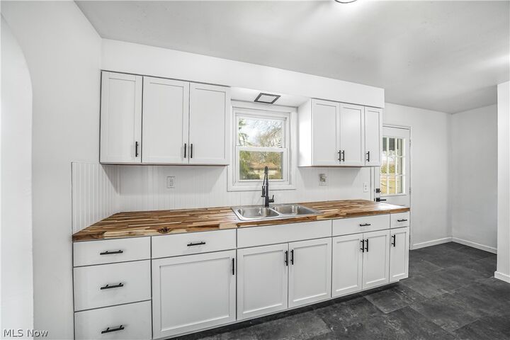 Property Photo: 270 Durst Drive NW OH 44483