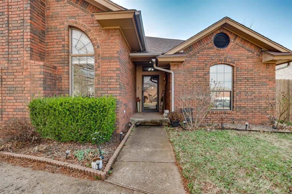 Property Photo:  305 N Jasper Way  OK 73064 