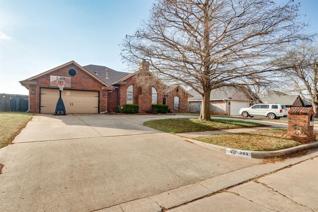 Property Photo:  305 N Jasper Way  OK 73064 