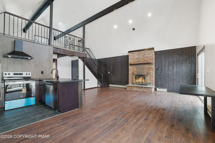 Property Photo:  1095 Deer Run E  PA 18324 