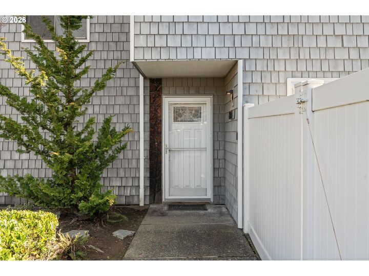 Property Photo: 604 N Hayden Bay Dr OR 97217