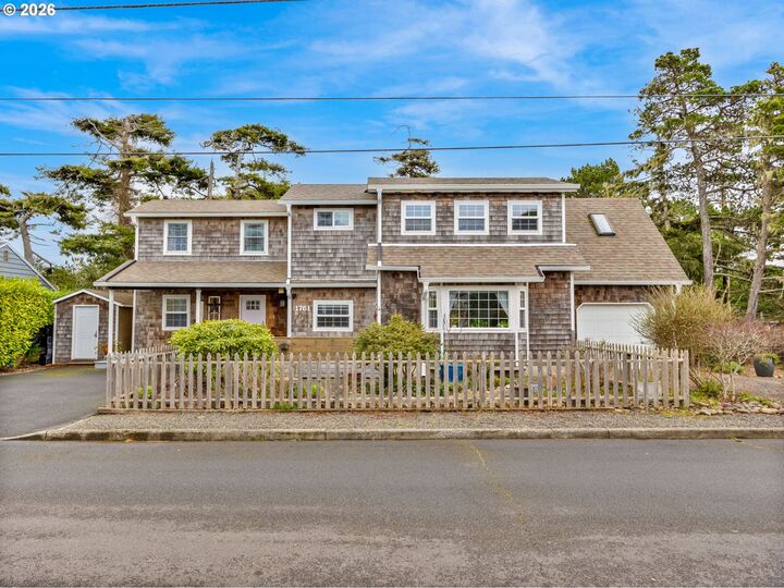 Property Photo:  1761 S Edgewood St  OR 97138 