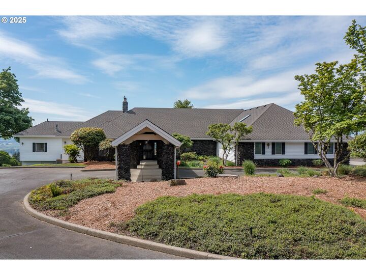 Property Photo:  3794 E Nanitch Cir  OR 97306 