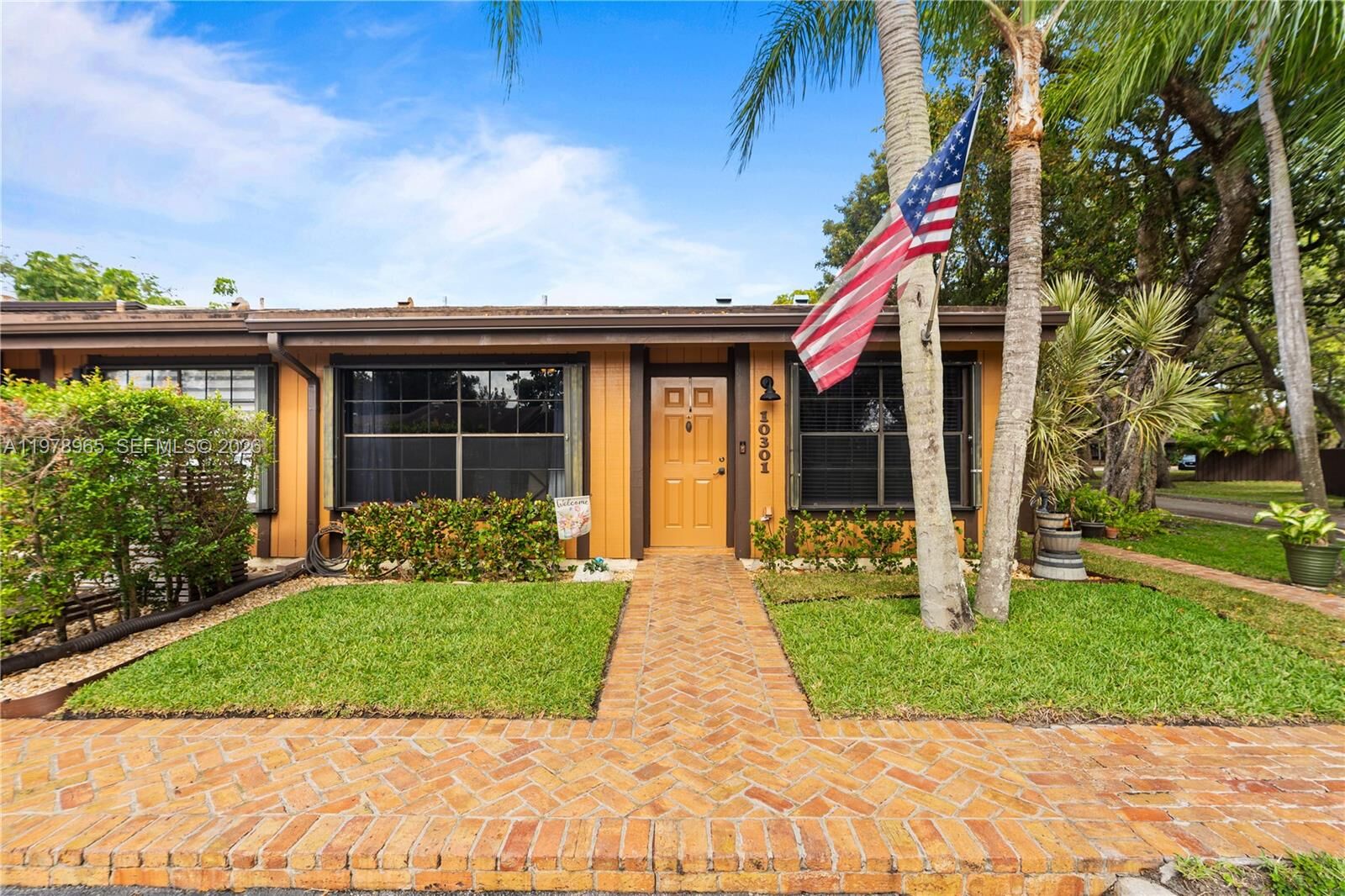 Property Photo:  10301 Laurel Ct  FL 33026 