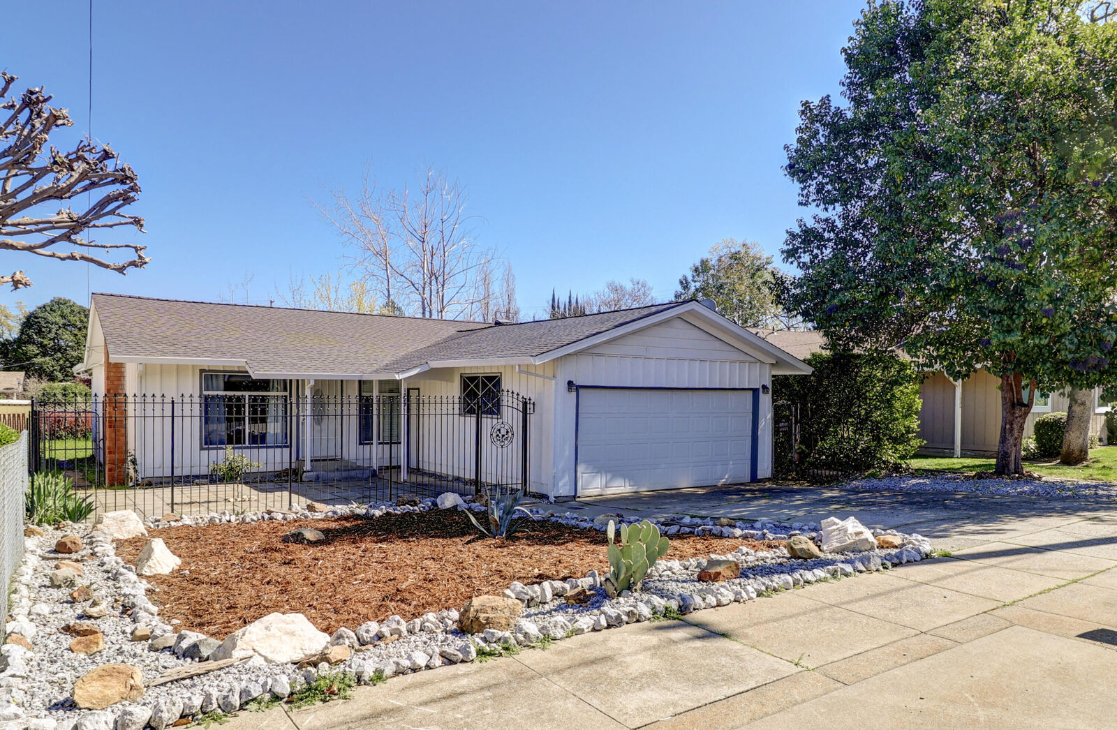 Property Photo:  1525 Oak Street  CA 96001 