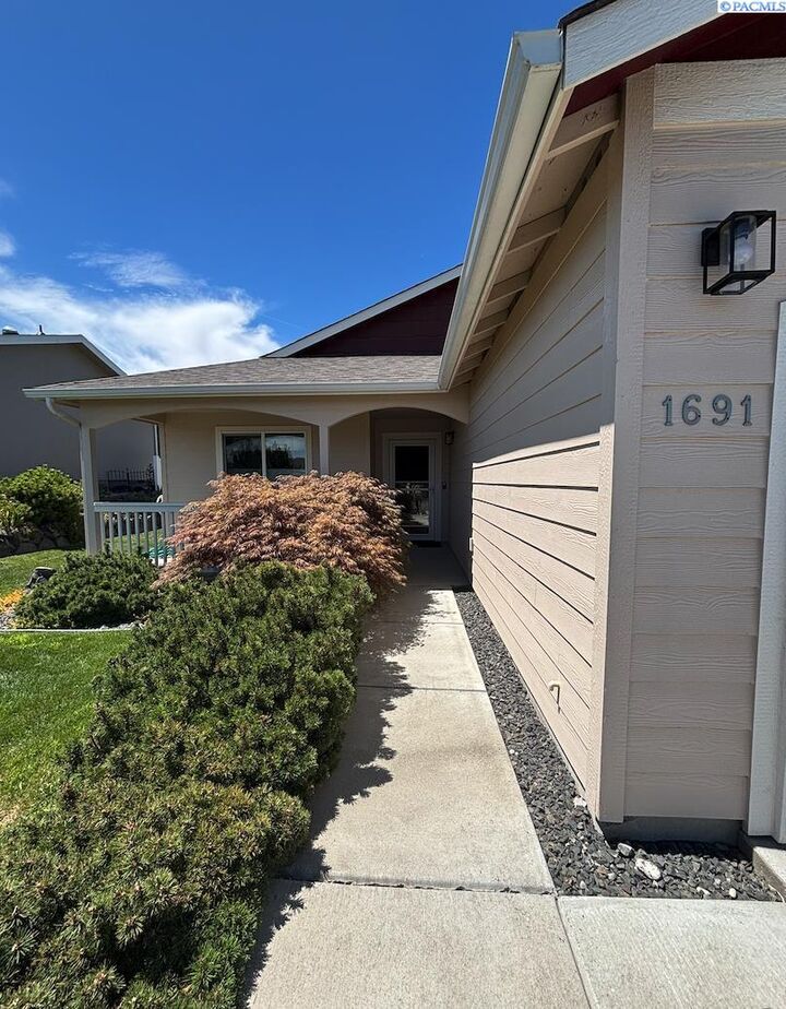 Property Photo: 1691 Cactus Loop WA 99352