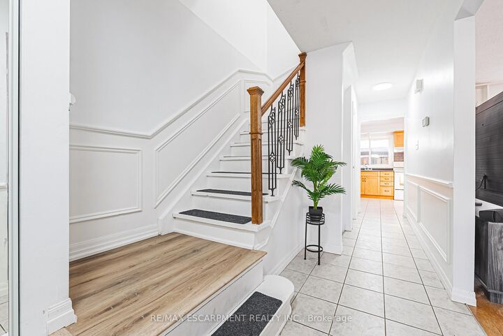 Property Photo: 2220 Upper Middle Road 4 ON L7P 3P4