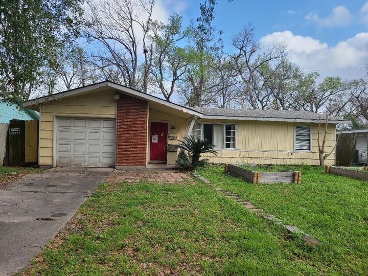 Property Photo:  422 Surratt Drive  TX 77091 